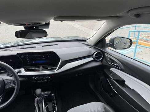 Used 2025 Chevrolet Trax LT FWD image 35