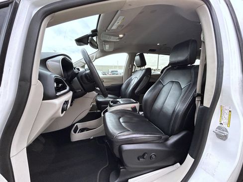 Used 2022 Chrysler Pacifica Touring-L FWD image 10