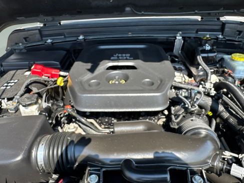 Used 2018 Jeep Wrangler Unlimited Sahara AWD/4WD image 37