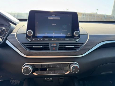 Used 2025 Nissan Altima 2.5 SV FWD image 17