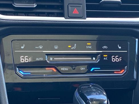 Certified 2025 Volkswagen Taos SE w/ Panoramic Sunroof Package FWD image 9