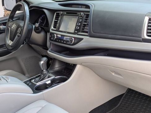 Used 2019 Toyota Highlander XLE image 21