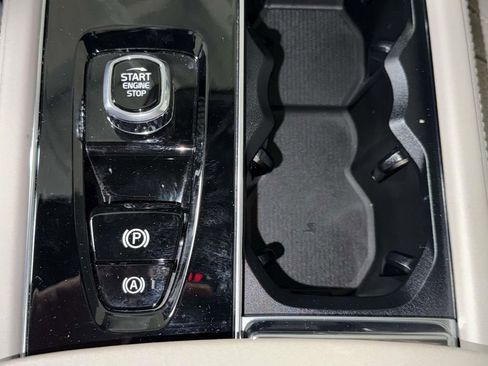 Used 2025 Volvo XC90 B6 Plus image 23