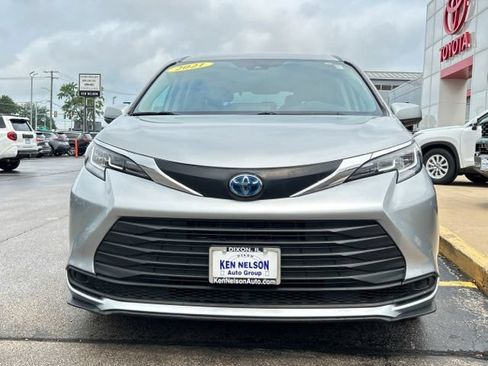 Used 2021 Toyota Sienna LE AWD/4WD image 2