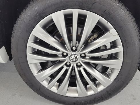 Certified 2022 Toyota Highlander Platinum image 11