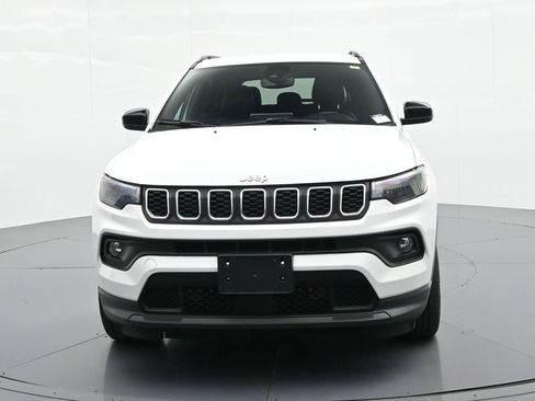 Used 2024 Jeep Compass Latitude AWD/4WD image 3
