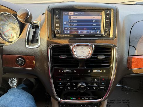 Used 2011 Chrysler Town & Country Limited image 15