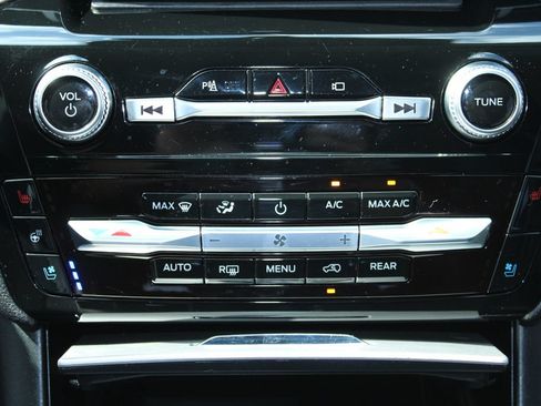 Used 2023 Ford Explorer Limited w/ Hybrid Equipment Group 310A AWD/4WD image 30