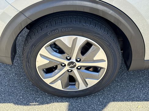 Used 2022 Kia Niro EX image 17