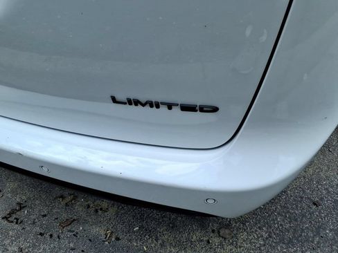 Used 2025 Chrysler Pacifica Limited FWD image 17