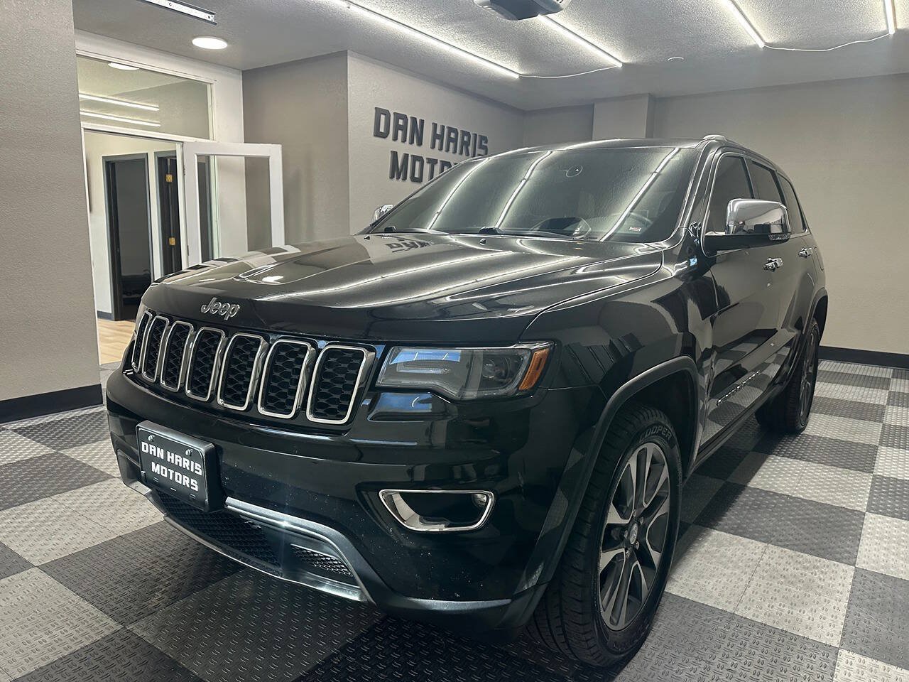 Used 2018 Jeep Grand Cherokee Limited w/ Luxury Group II AWD/4WD image 3