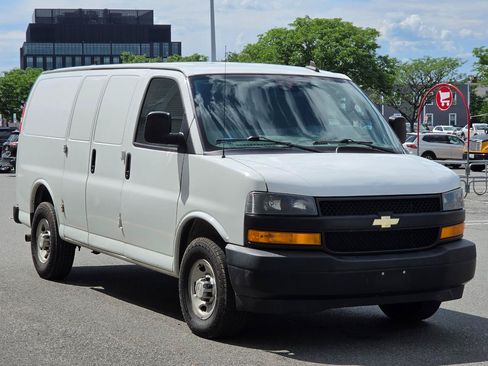 Used 2019 Chevrolet Express 2500 RWD image 3