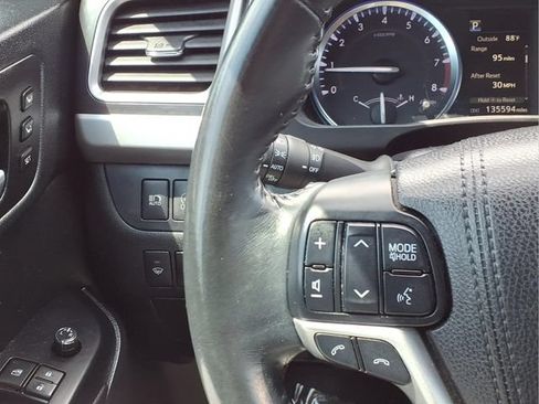 Used 2017 Toyota Highlander Limited AWD/4WD image 12