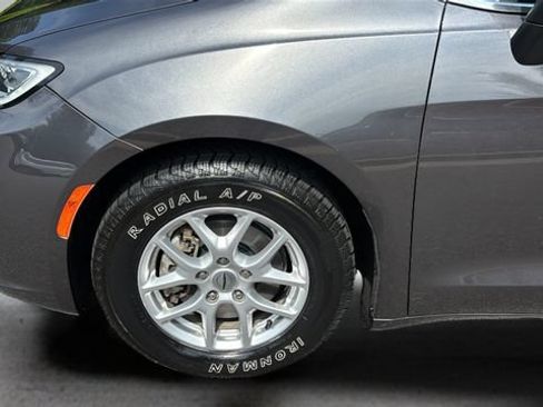Used 2023 Chrysler Pacifica Touring-L FWD image 37