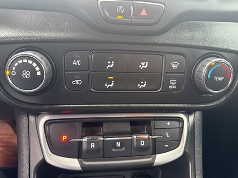 Used 2022 GMC Terrain SLE image 11