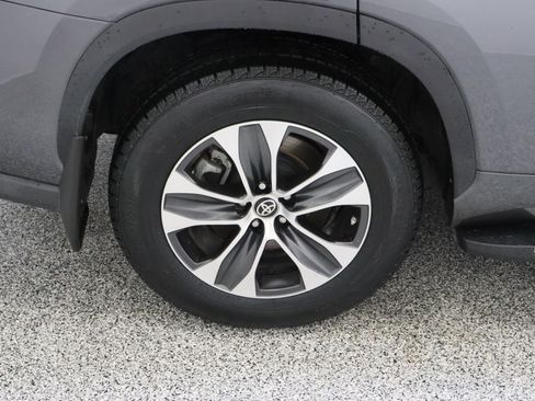 Used 2022 Toyota Highlander XLE AWD/4WD image 6