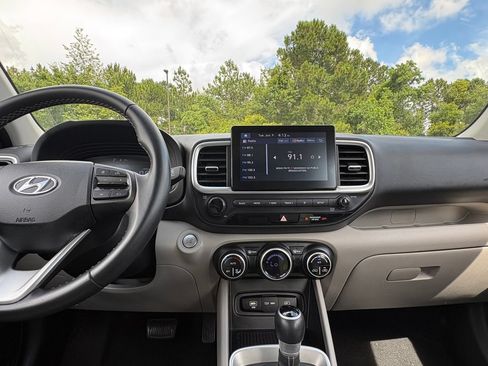Used 2022 Hyundai Venue Limited FWD image 14