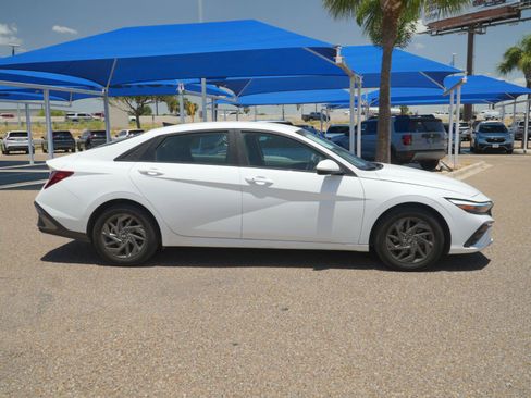 Used 2024 Hyundai Elantra SEL FWD image 4
