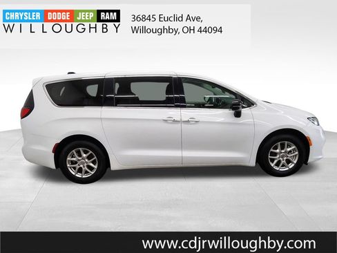 Used 2024 Chrysler Pacifica Touring-L FWD image 4