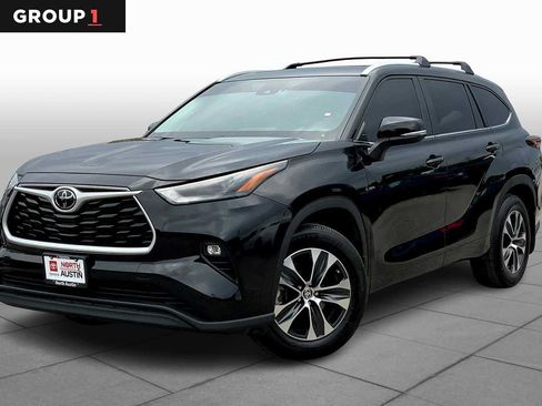 Used 2024 Toyota Highlander XLE FWD image 1