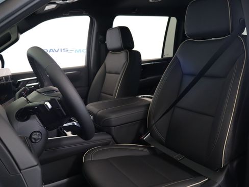 New 2025 Chevrolet Suburban Premier image 23