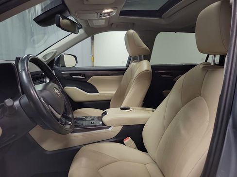 Used 2023 Toyota Highlander Limited image 12