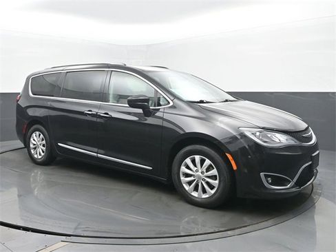 Used 2019 Chrysler Pacifica Touring-L image 7