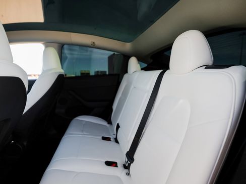 Used 2023 Tesla Model Y Performance image 23