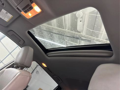 Used 2019 Toyota Highlander XLE AWD/4WD image 26