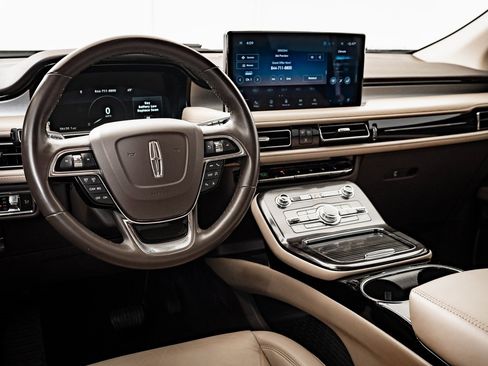 Used 2021 Lincoln Nautilus FWD w/ Equipment Group 101A image 4