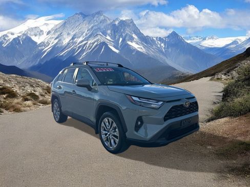 Used 2023 Toyota RAV4 XLE Premium image 7