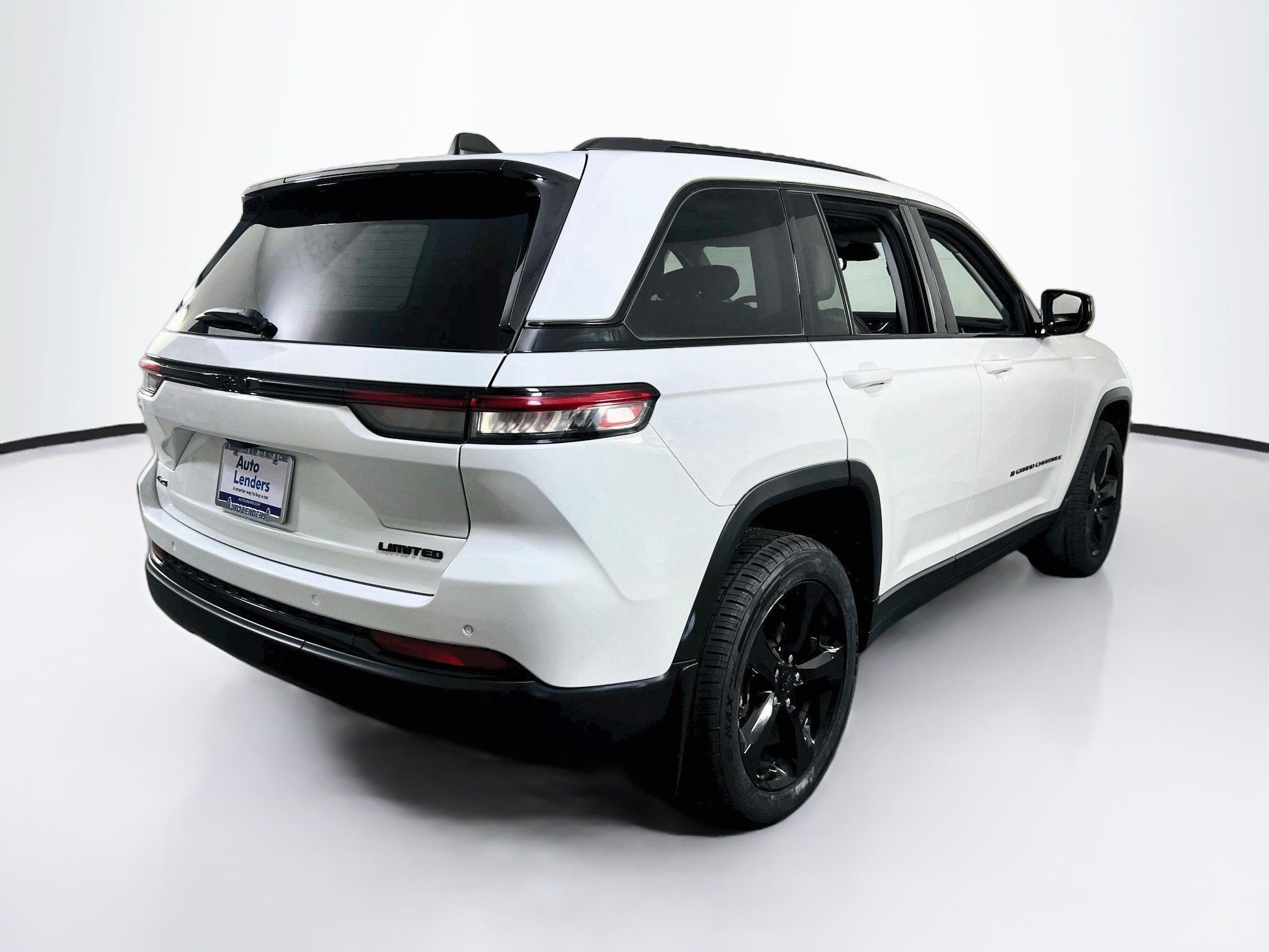 Used 2023 Jeep Grand Cherokee Limited w/ Black Appearance Package AWD/4WD image 5