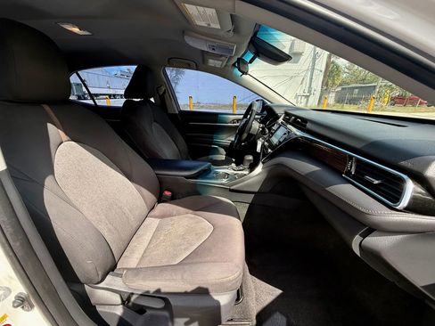 Used 2018 Toyota Camry LE image 9