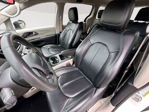 Used 2023 Chrysler Pacifica Touring-L FWD image 16