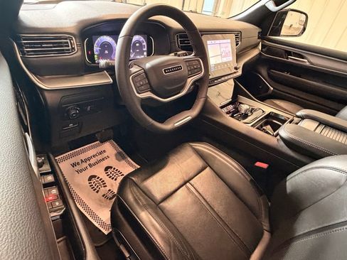 Used 2025 Jeep Wagoneer 4WD image 23