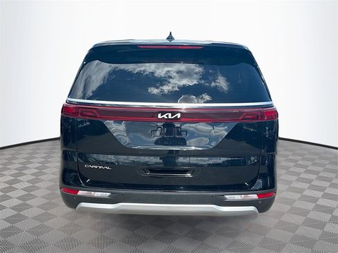 Used 2024 Kia Carnival EX image 7