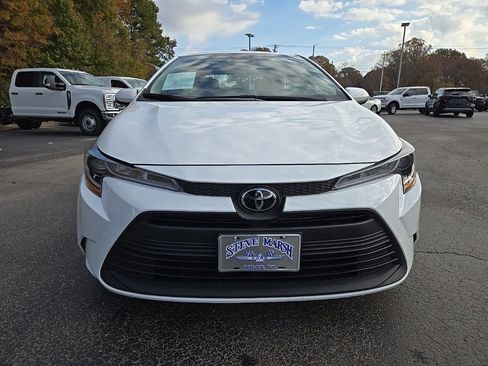 Used 2025 Toyota Corolla LE image 2