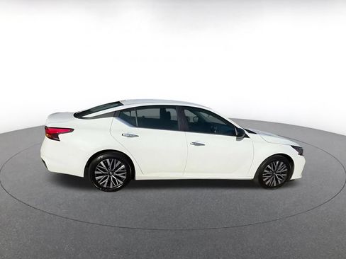 Used 2025 Nissan Altima 2.5 SV FWD image 13