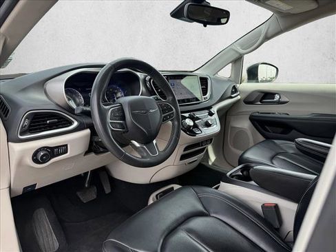 Used 2023 Chrysler Pacifica Touring-L FWD image 6