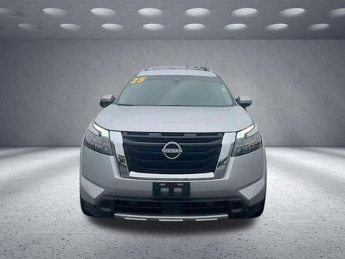 Used 2025 Nissan Pathfinder SL FWD image 2
