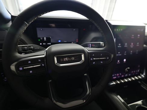Used 2025 GMC Yukon AT4 w/ AT4 Premium Package AWD/4WD image 24