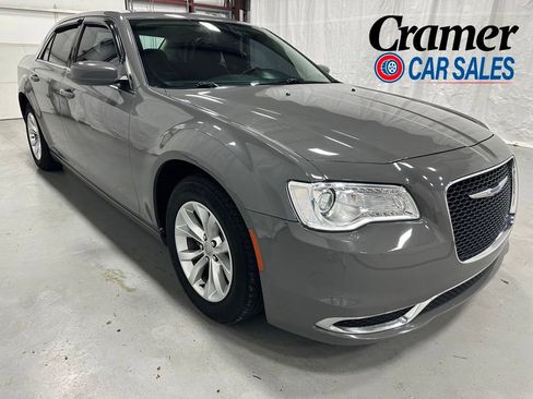 Used 2019 Chrysler 300 Touring RWD image 1