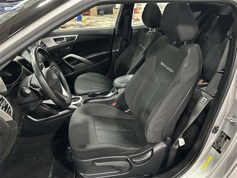 Used 2017 Hyundai Veloster Value Edition image 17