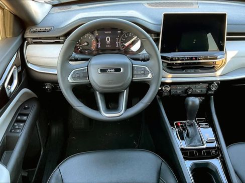 Used 2025 Jeep Compass Limited image 5