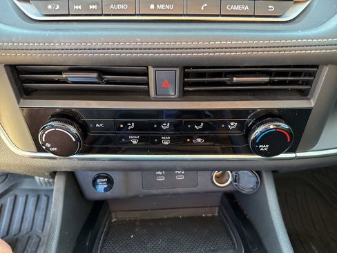 Used 2024 Nissan Rogue S image 24