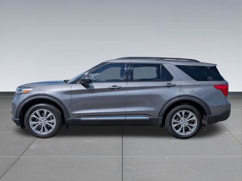 Used 2023 Ford Explorer XLT w/ Equipment Group 202A AWD/4WD image 2