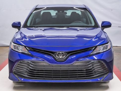 Used 2018 Toyota Camry LE image 4