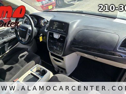 Used 2014 Chrysler Town & Country Touring FWD image 14