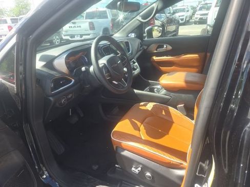 Used 2025 Chrysler Pacifica Pinnacle FWD image 16