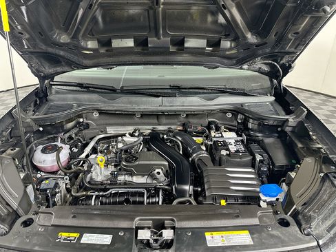 Used 2025 Volkswagen Taos SE image 33